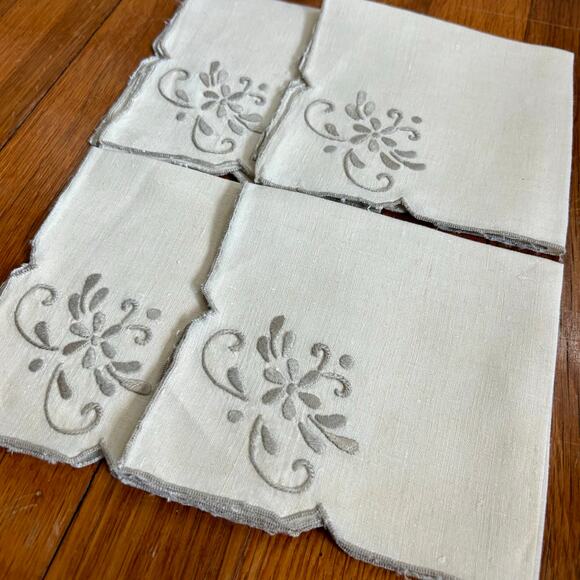 Vintage Cream Embroidered Linen Blend Napkins Set of 4 Scalloped Border. - Picture 1 of 10
